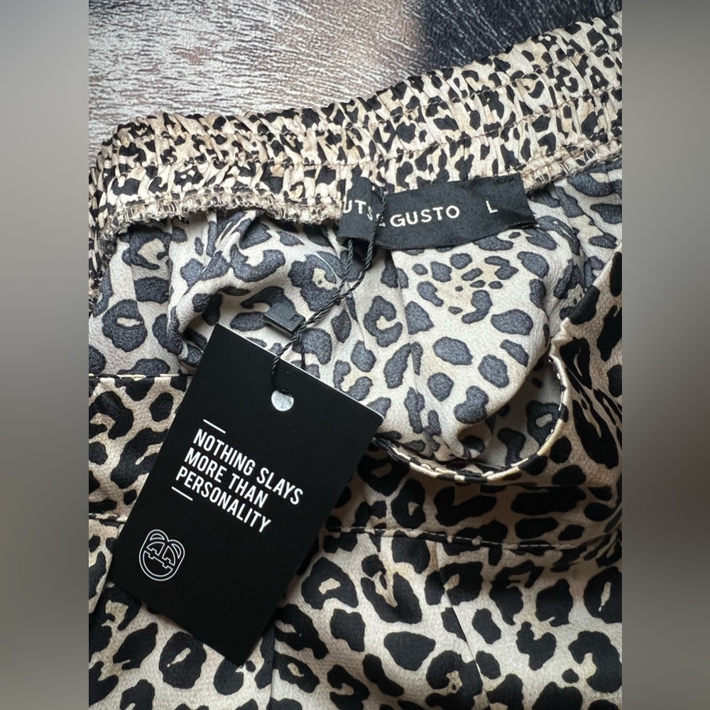 Leopard print skirt with slit